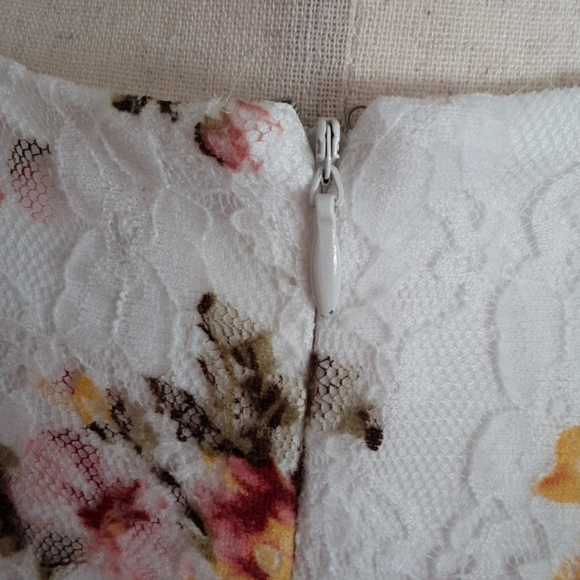 SALE Jessica Howard Floral and Lace Dress - Picture 7 of 10